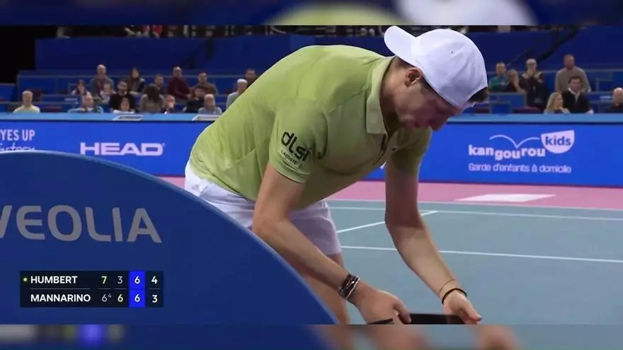 ¿Qué ha pasado aquí? Humbert para el partido, mira el móvil en pleno tiebreak y se hunde