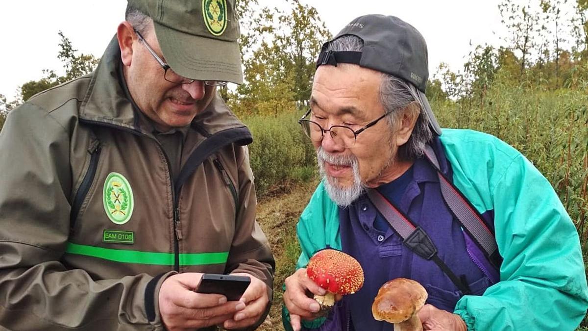 El guarda mayor de Zamora explica a un turista japonés las características del boletus edulis y la amanita . | Ch. S.