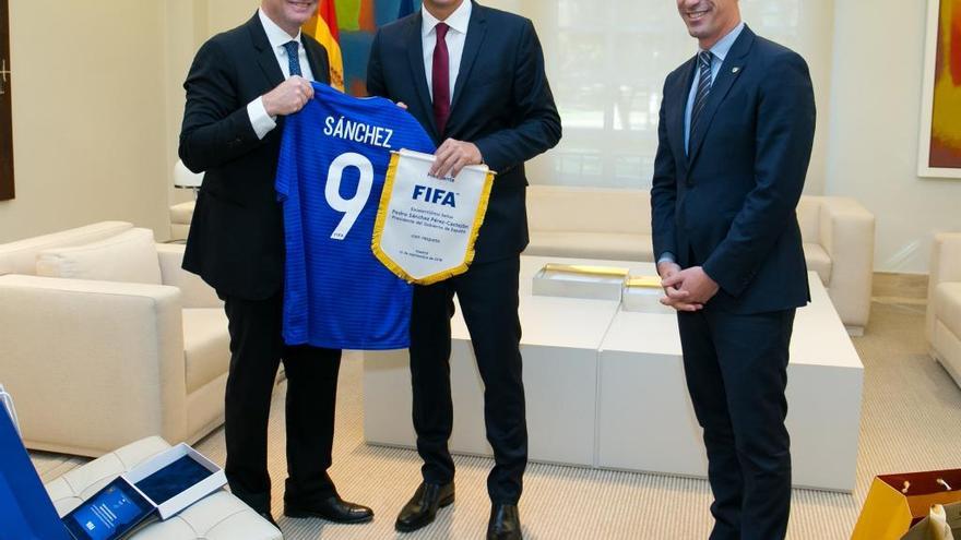 Pedro Sánchez con los presidentes de la FIFA, Infantino, y RFEF, Luis Rubiales.