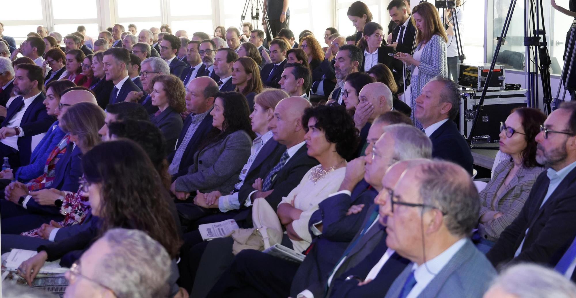 El poder político y empresarial se cita en Santiago