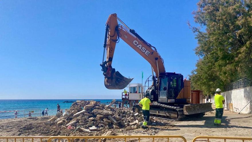 Nach rund 50 Jahren: Bagger reißen Kult-Kiosk am Strand von Cala Ratjada ab
