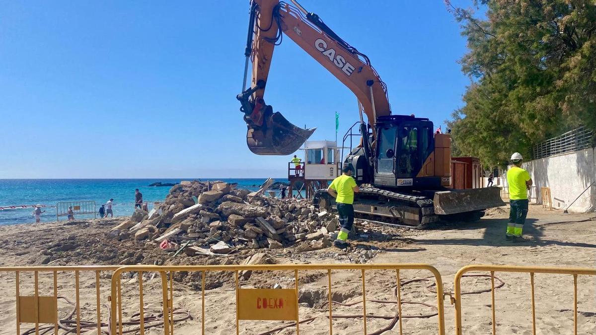 Bagger reißen den Strandkiosk am Son-Moll-Strand in Cala Ratjada ein