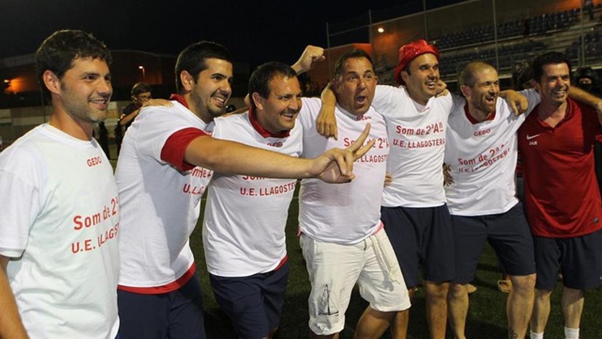 El entrenador del Llagostera, Oriol Alsina (con pantalón blanco), celebra el ascenso junto a su cuerpo técnico.