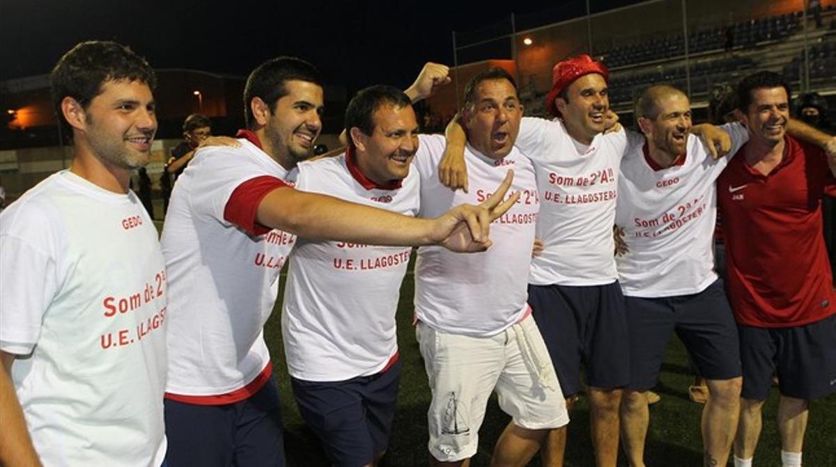 L’entrenador del Llagostera, Oriol Alsina (amb pantalons blancs), celebra l’ascens amb el seu cos tècnic. L’entrenador del Llagostera, Oriol Alsina (amb pantalons blancs), celebra l’ascens amb el seu cos tècnic.