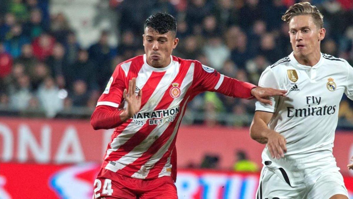 Pedro Porro disputa un balón con Llorente