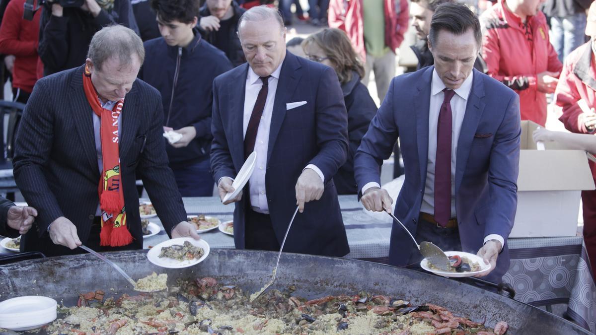 Una de las imágenes icónicas de Sarver en el Mallorca, invitando a paella a los aficionados junto a Kohlberg y Nash.