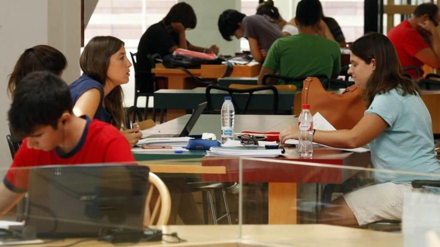 Estudiantes en las salas de la Biblioteca Regional, preparando sus exámenes.