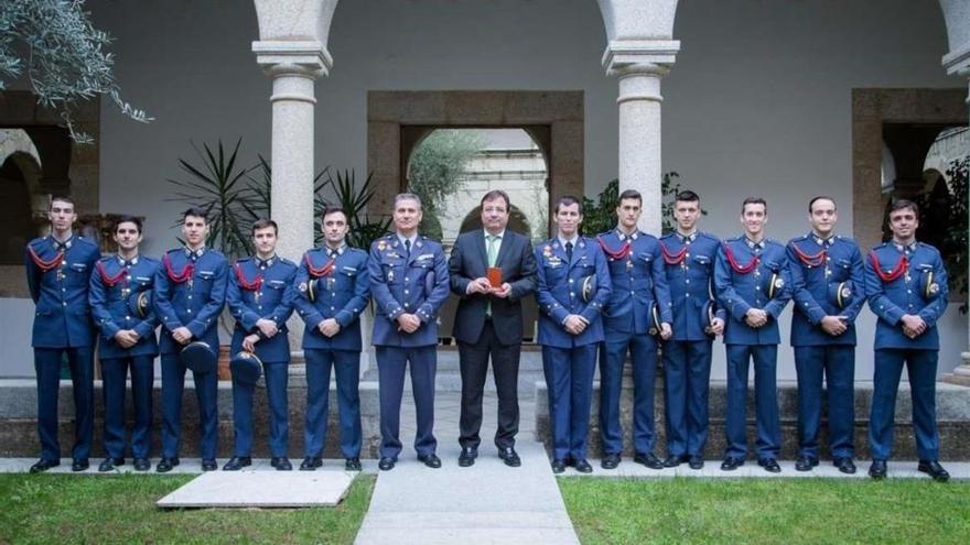 Los alumnos de la Base Aérea de Talavera la Real visitan al presidente de la Junta