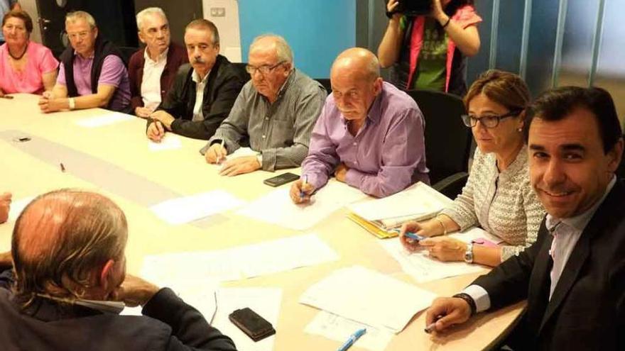 Reunión de los alcaldes populares de Aliste con García Carnero, Martínez-Maíllo y Mayte Martín Pozo ayer.