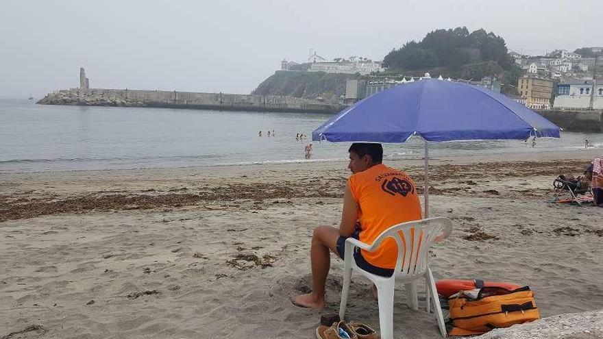 Un socorrista, ayer, vigilando la playa Primera de Luarca.