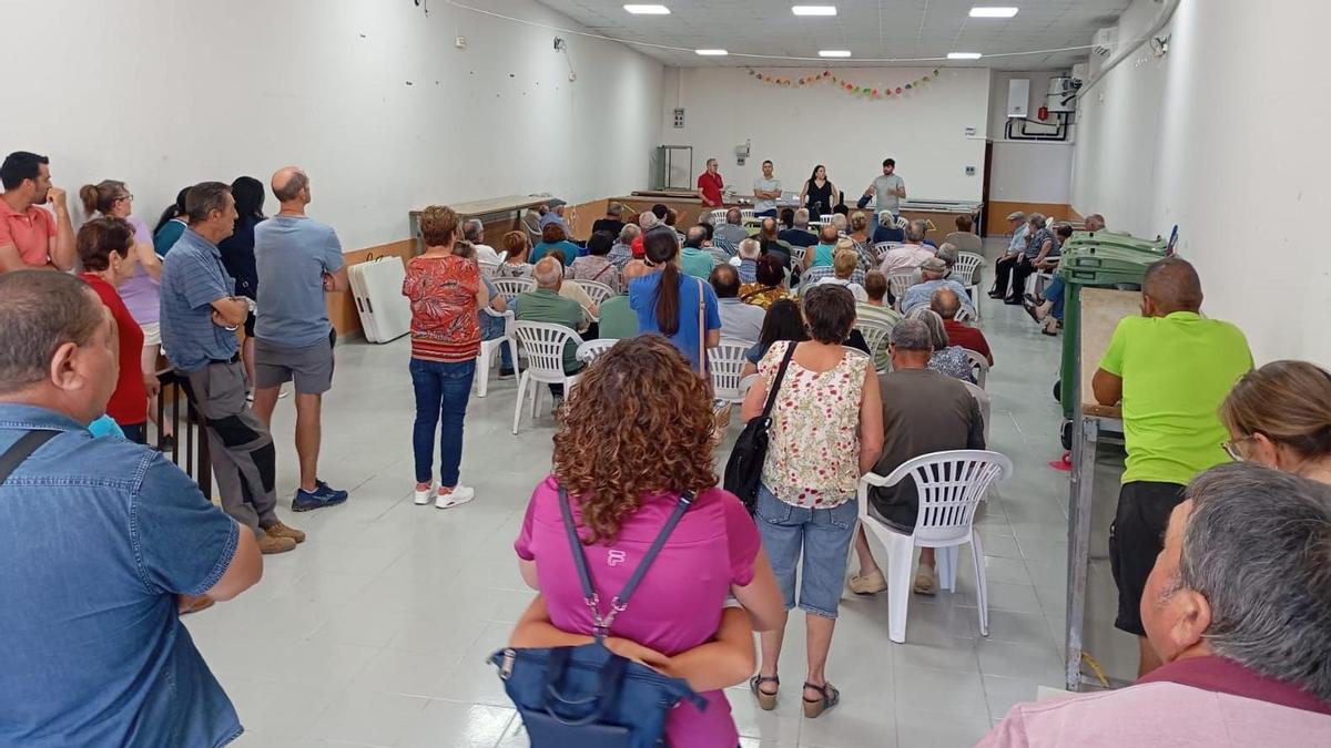 Vecinos asisten a la reunión informativa sobre el proyecto celebrada en Rabanales de Aliste.
