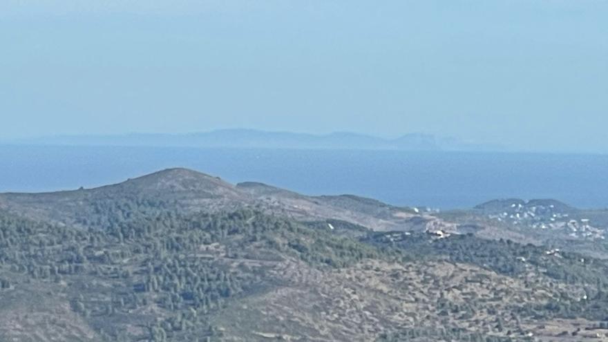 Ibiza, en el horizonte de la Marina Alta: el perfil de la isla desde el Coll de Rates