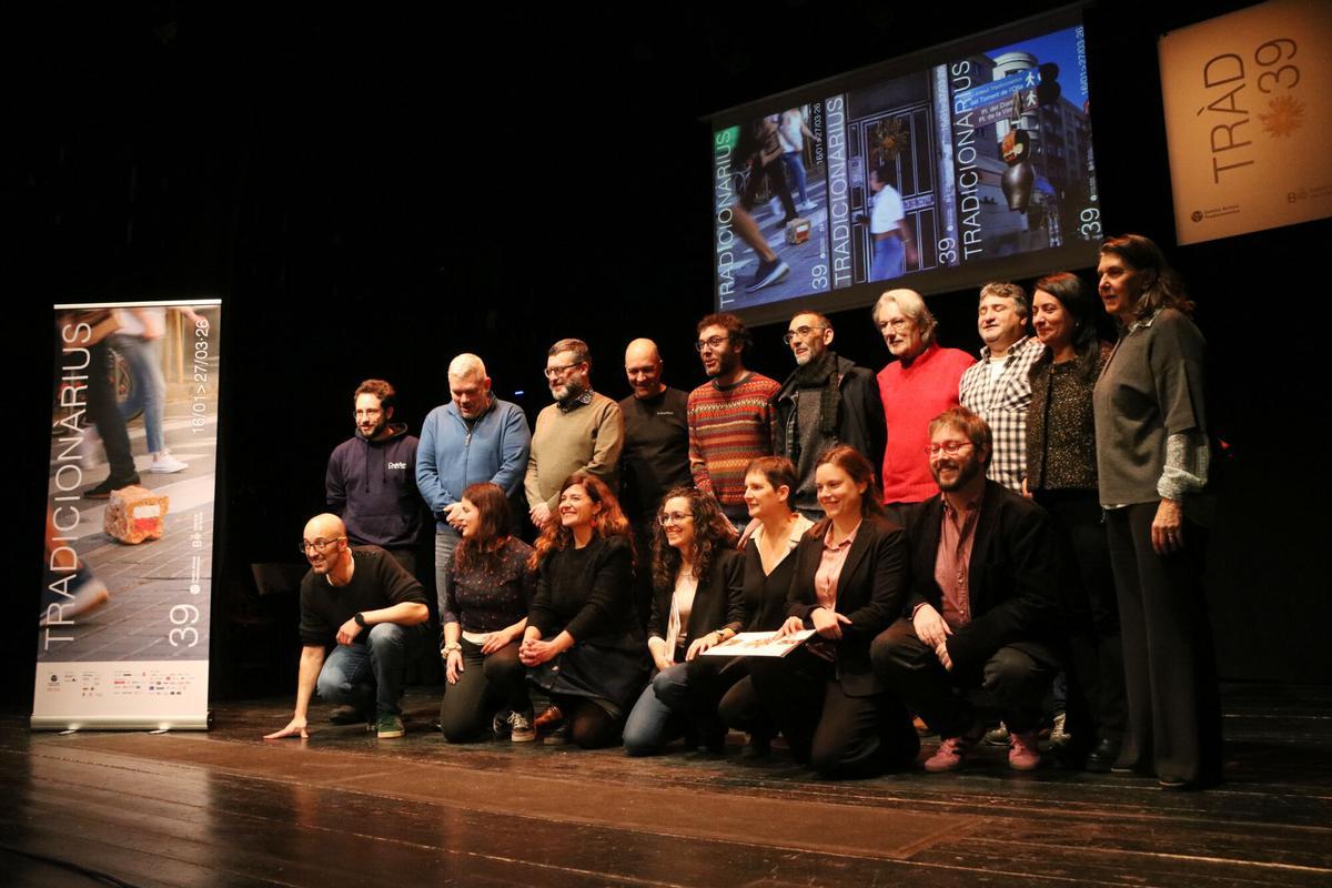 Foto de familia con artistas, instituciones y entidades que impulsan el Festival Tradicionàrius 2026, este martes 13 de enero.