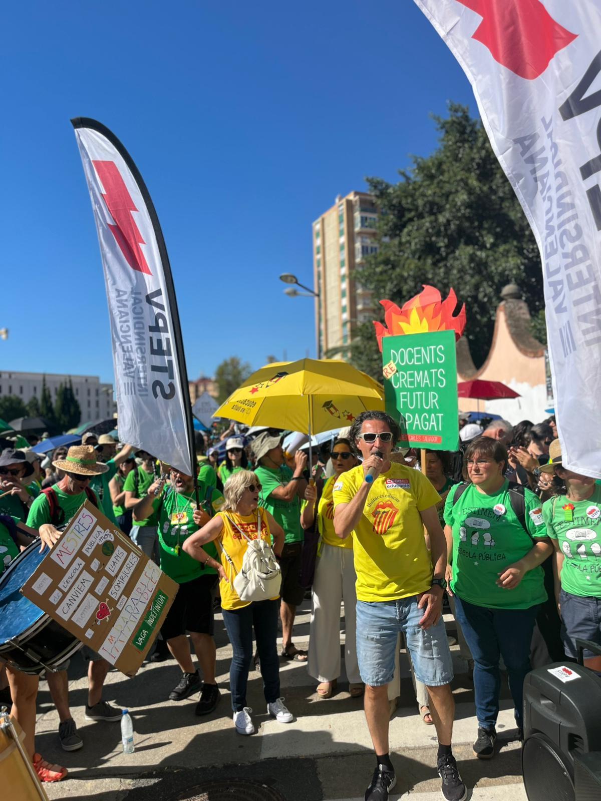 Momentos de la entrega de las dimisiones de directores está mañana en Conselleria.