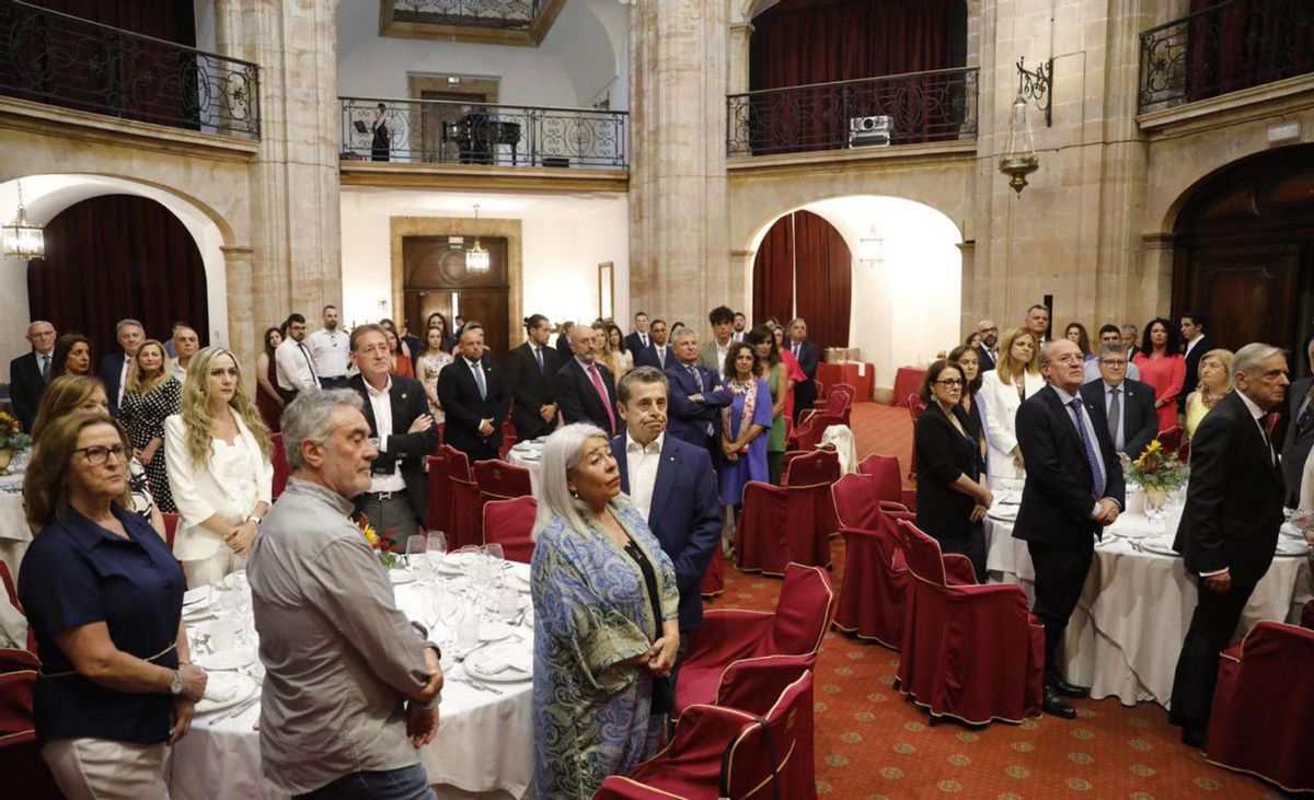 A la izquierda, público asistente al acto de ayer en el Reconquista; a la derecha, la actuación de la soprano Susana Gudín. | FERNANDO RODRÍGUEZ
