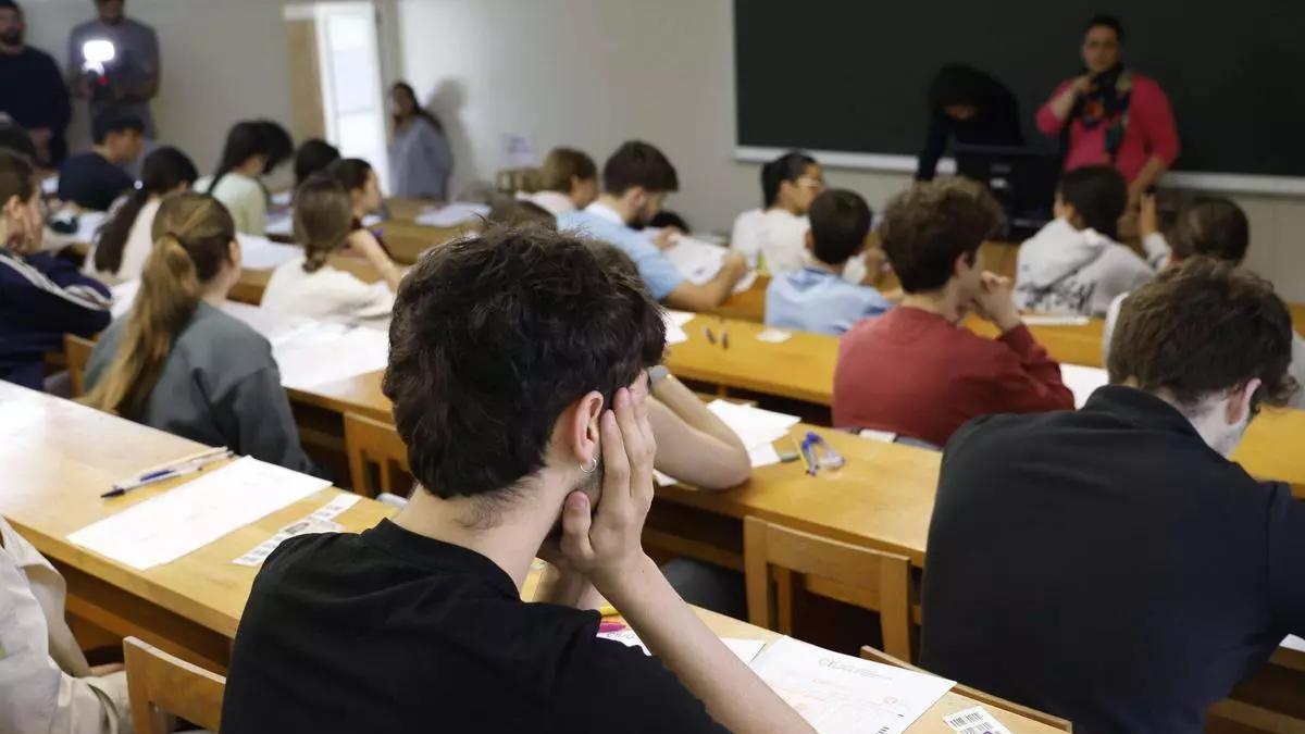 Los estudiantes se preparan en un aula de la Facultade de Ciencias da Comunicación de Santiago para un examen de la PAU
