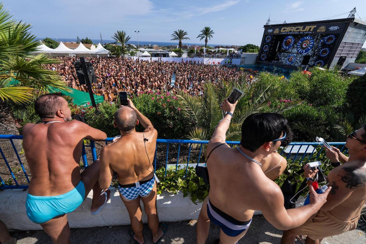 Ambiente en la fiesta del Circuit Festival en Isla Fantasia.