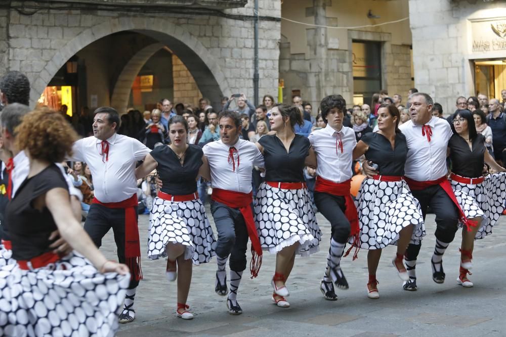 Ball de Gitanes de Montmeló a la plaça del Vi de Girona