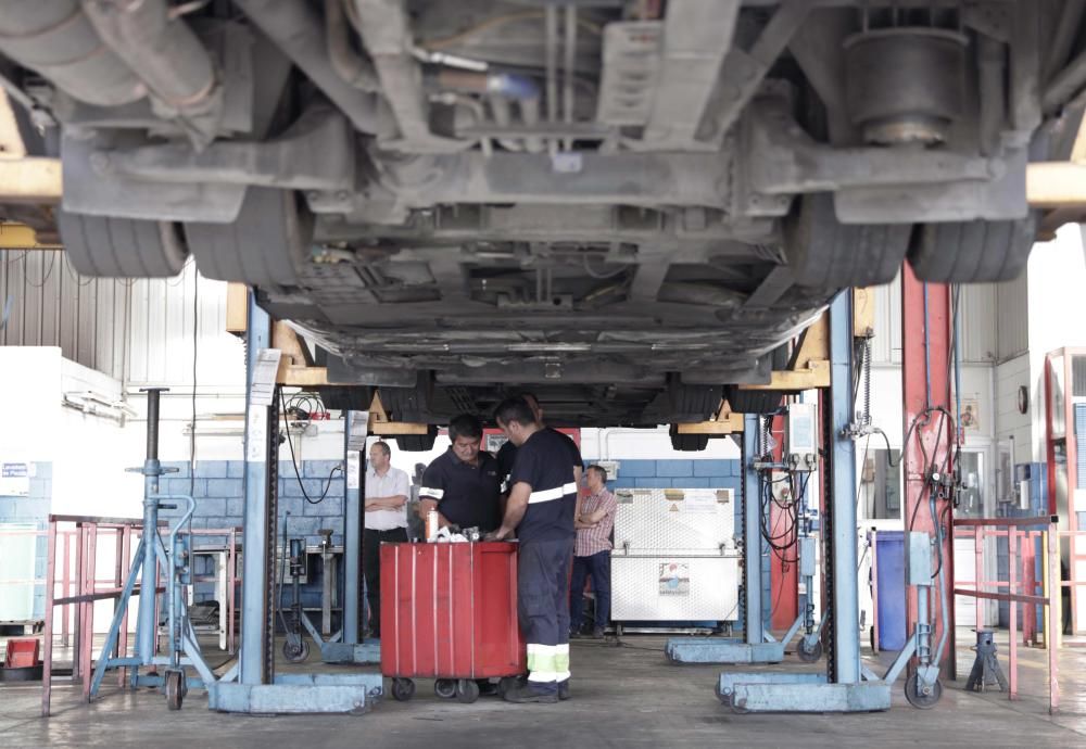 Cincuenta mecánicos revisan cada día los buses de la EMT