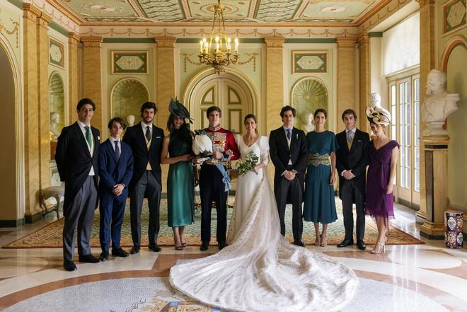 Belén y Carlos Fitz-James Stuart posan en su boda con amigos y familiares