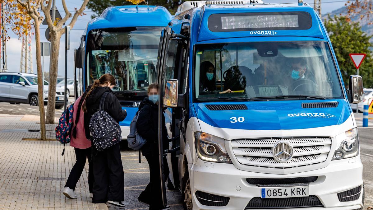 Uno de los autobuses de la línea que cogen los estudiantes en Benidorm.