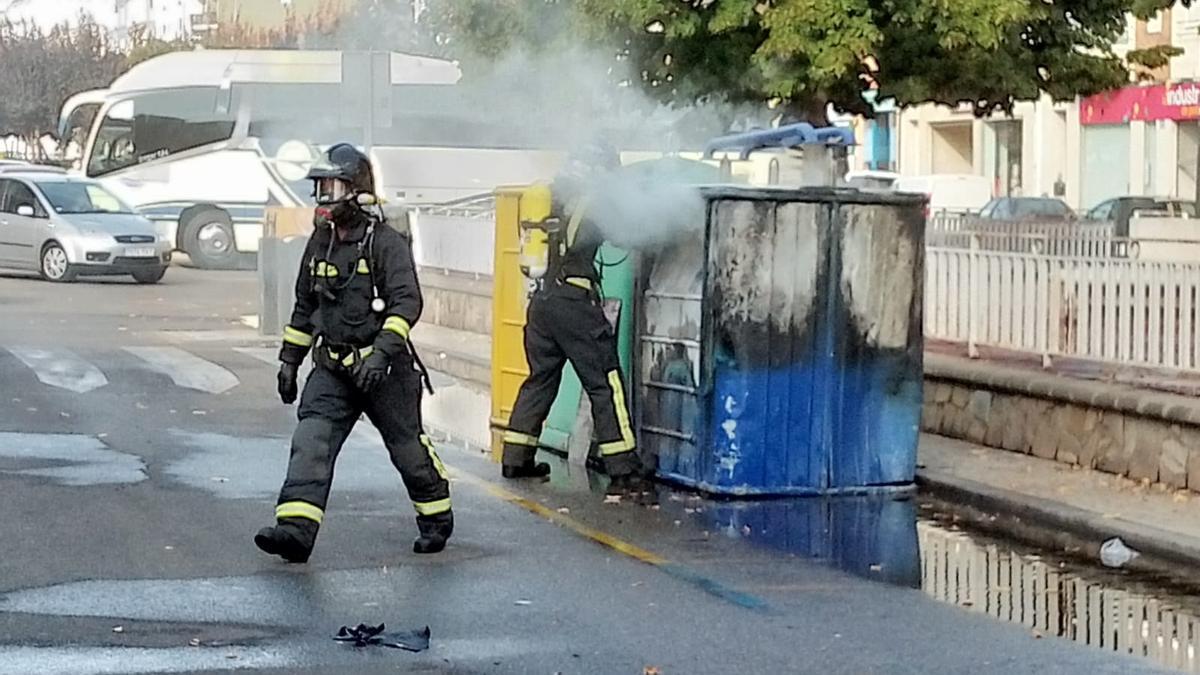 Un par de bomberos actuando en el fuego ocasionado en un contenedor de la avenida El Ferial.