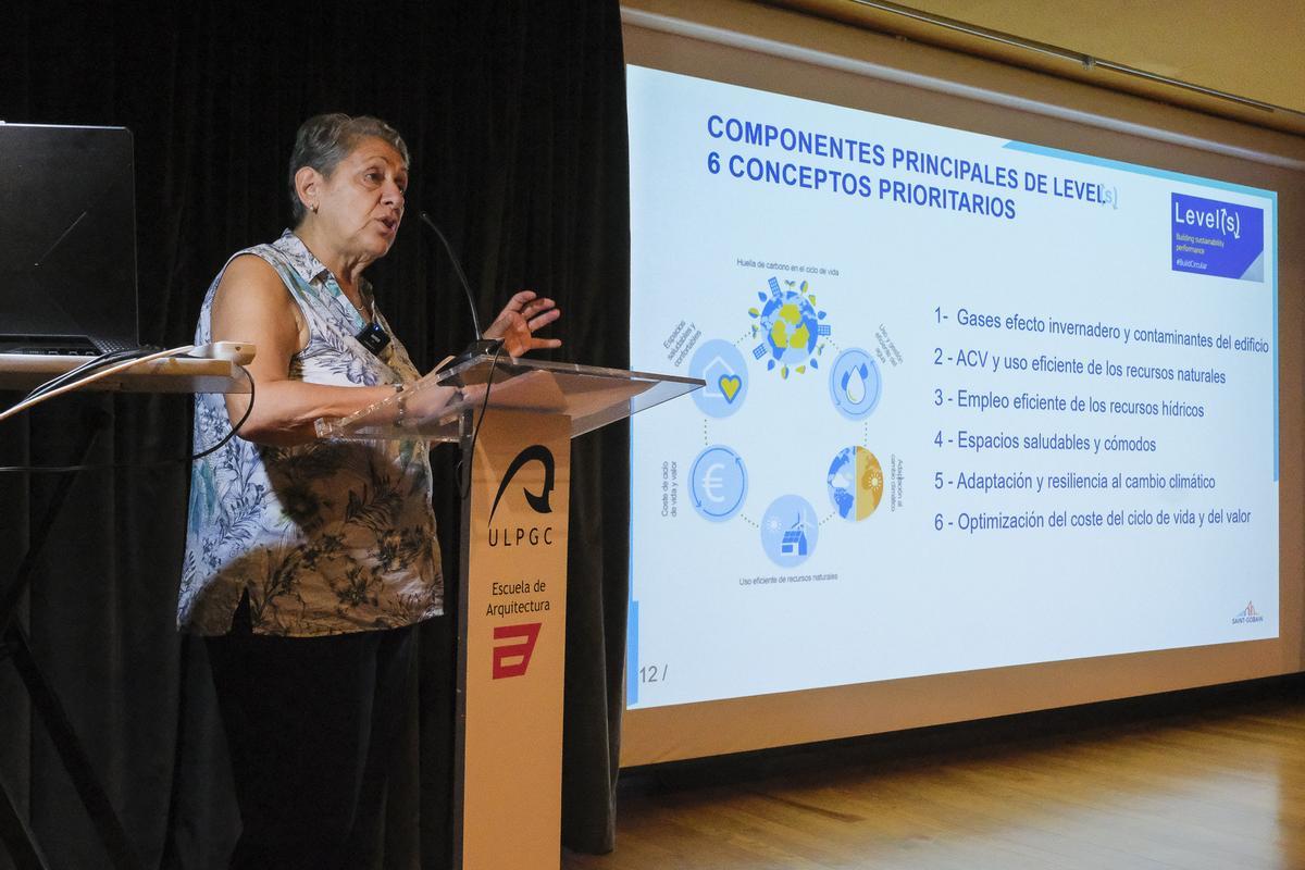 Diana Moller durante su ponencia en la Semana de la Arquitectura.