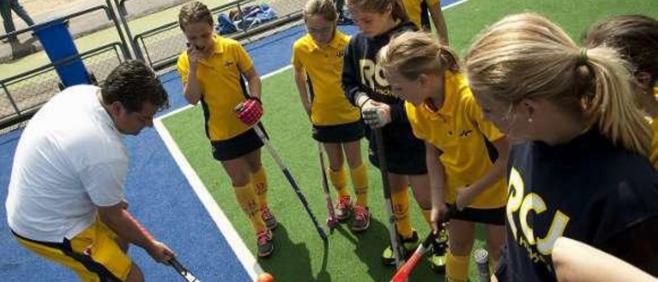 Las jugadoras atienden a su entrenador.