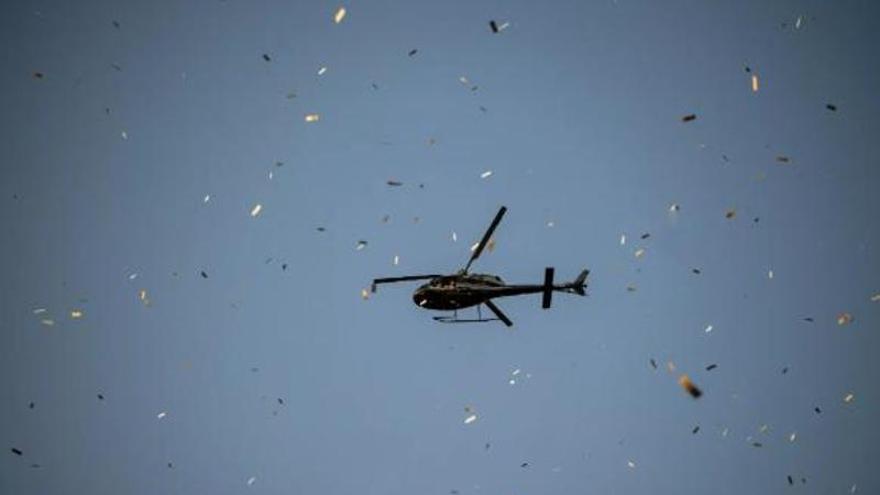Barcelona mira al cel: 100.000 poemes cauen des d’un helicòpter sobre la Catedral