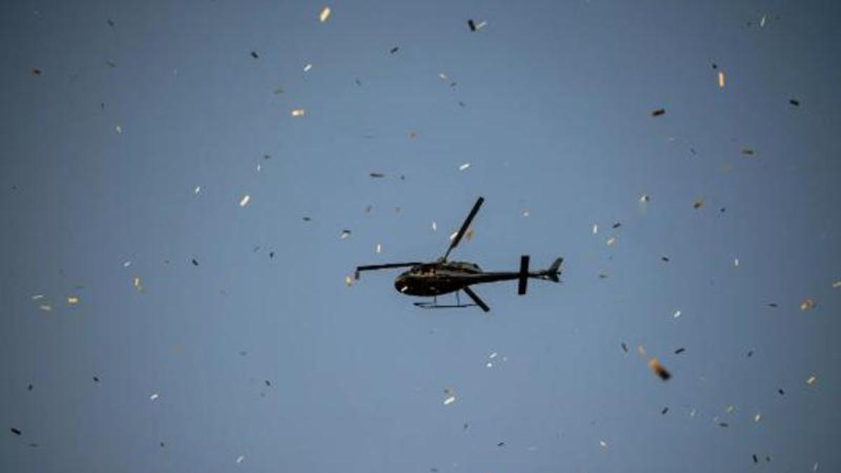 Un helicòpter llença poemes durant l'acte 'bombardeig de poemes' a Barcelona