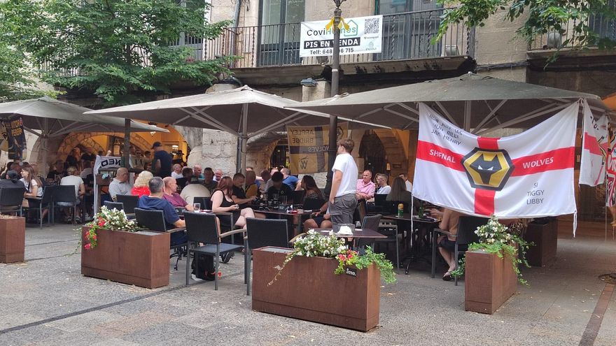 Els aficionats dels Wolves escalfen motors pel Costa Brava a la Rambla