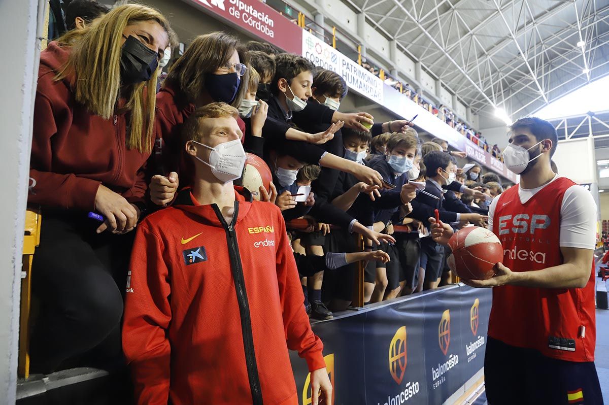 Las imágenes de la selección española de baloncesto con los jóvenes cordobeses en Vista Alegre