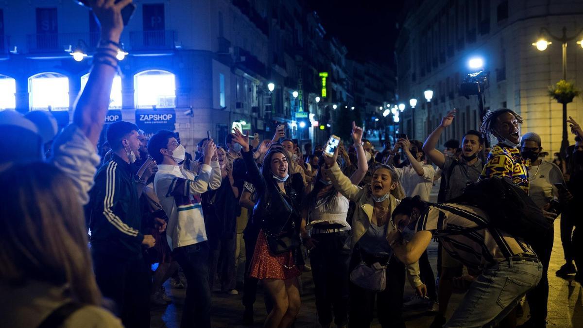 Ambiente en la Puerta del Sol de Madrid tras el fin del estado de alarma