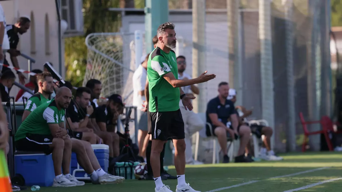 Iván Ania, autocrítico tras la derrota ante Al Arabi: "Hay muchas cosas que ajustar, pero también positivas"