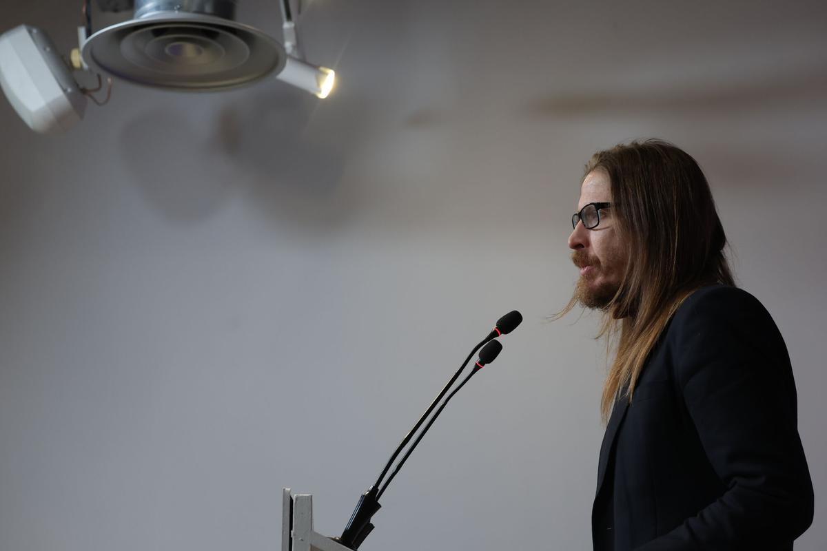 El secretario de Organización y portavoz de Podemos, Pablo Fernández, durante una rueda de prensa celebrada en la sede del partido este lunes en Madrid.