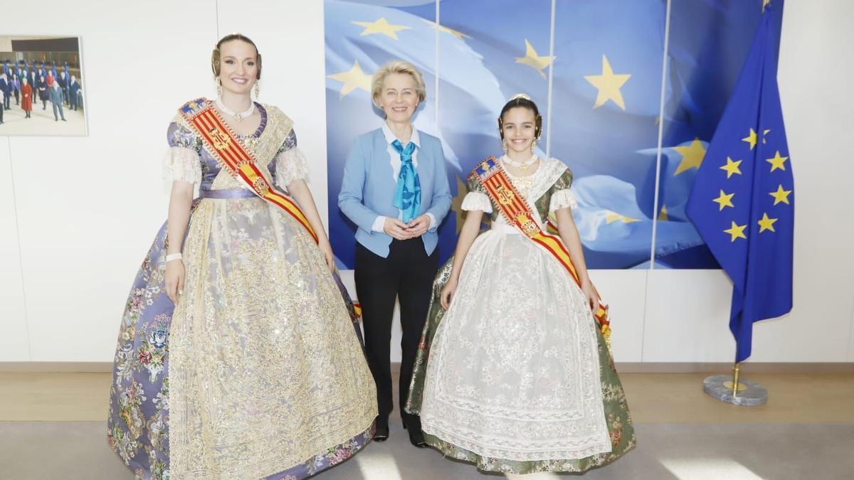 Ursula von der Leyen y Roberta Metsola reciben a las falleras mayores de València