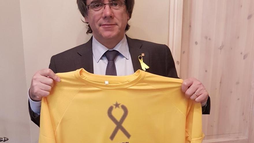 Carles Puigdemont, amb la samarreta del llaç que es farà diumenge