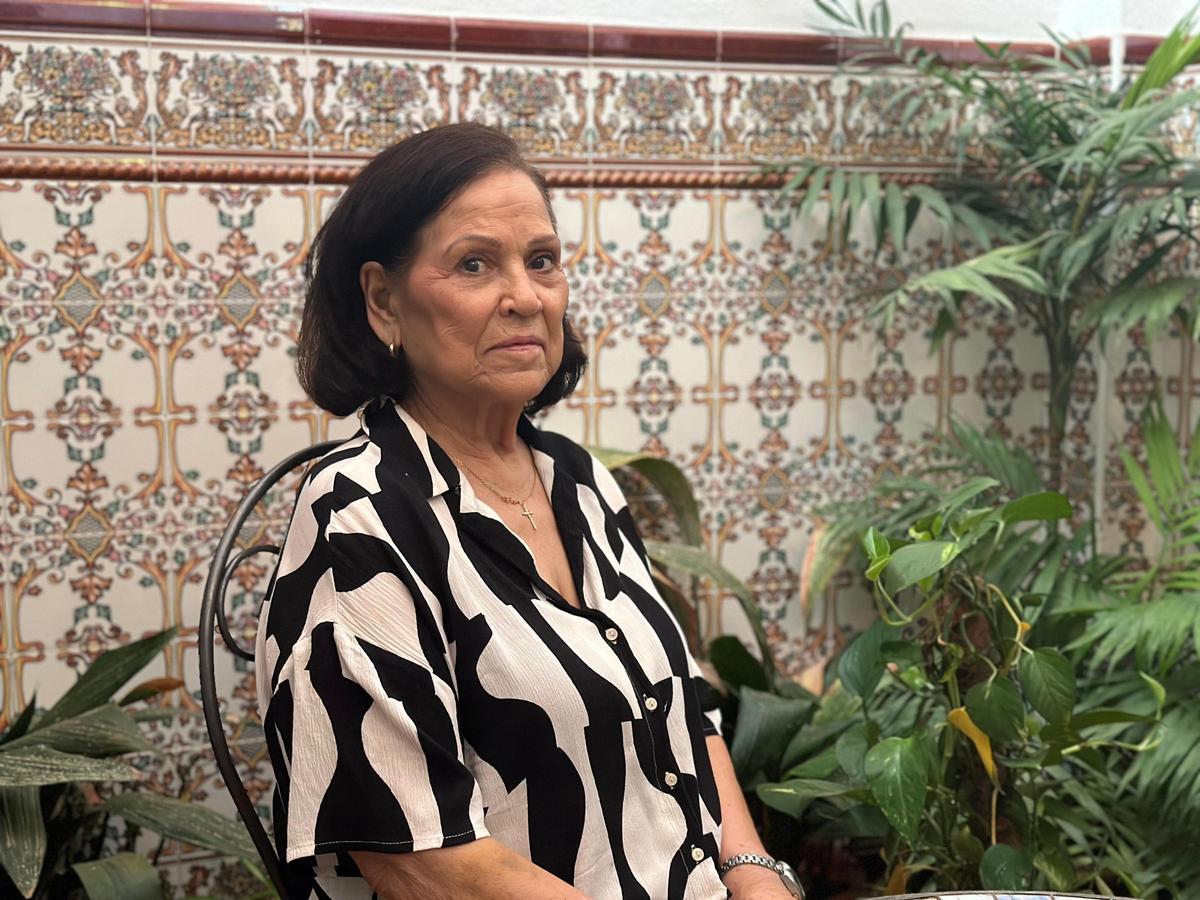 Ana García posa en el patio interior de su casa en Coria del Río.