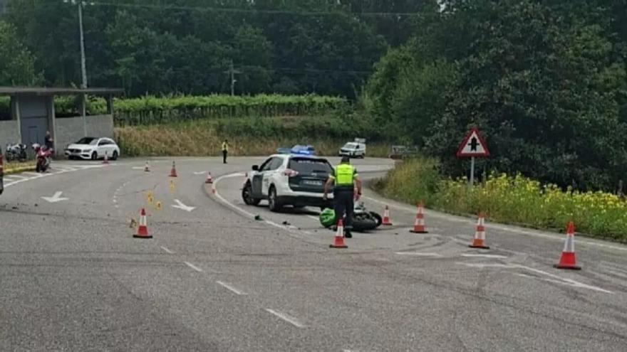Muere un motorista en Arbo después de chocar contra un turismo