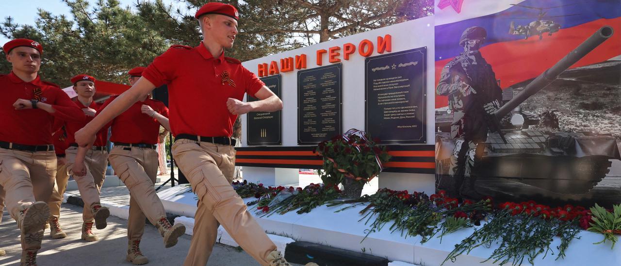 Ceremonia de apertura del monumento a los miembros del servicio ruso asesinados durante el conflicto entre Rusia y Ucrania, en Bakhchisaray