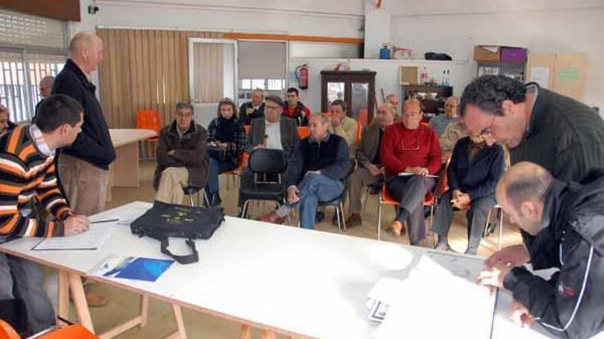 Miembros del gobierno local presentaron el proyecto a los vecinos de Bamio.