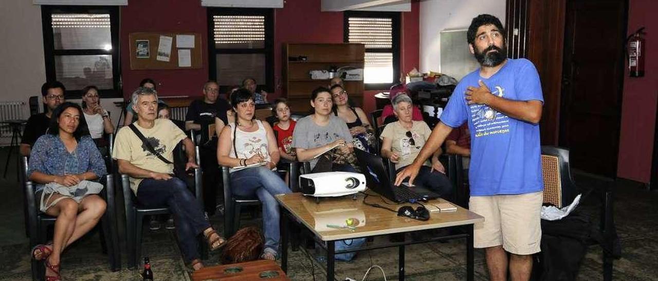 Pardavila ofreció ayer una charla sobre los murciélagos en el Casino de Lalín. // Bernabé/Javier Lalín