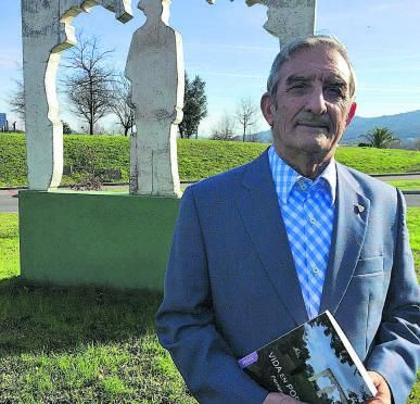 Fernando Zamora, con su nuevo libro de poemas. | F. L.