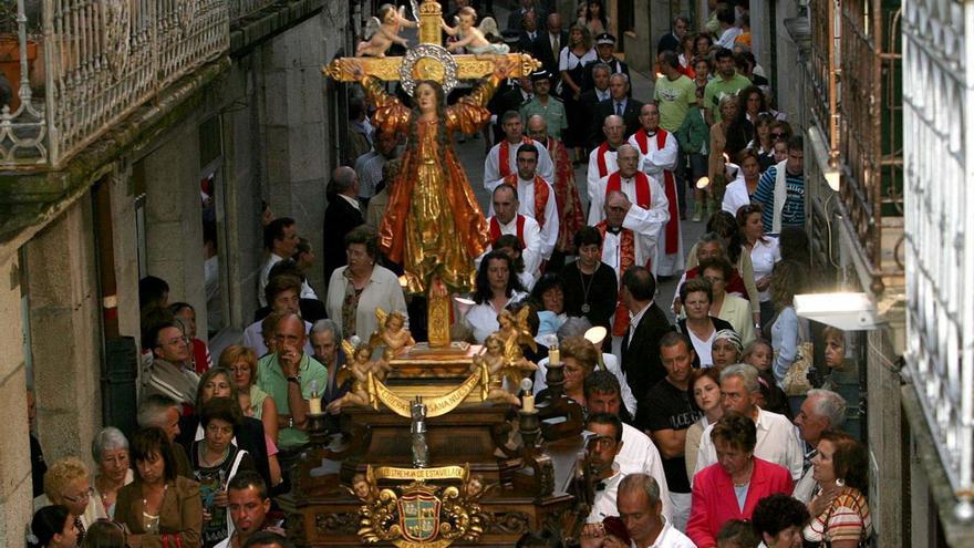 Participantes en una procesión en honor a Santa Liberata, en Baiona.