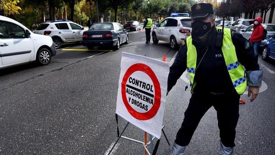 Un policía local de Córdoba, en un control de tráfico para detectar alcohol y drogas.