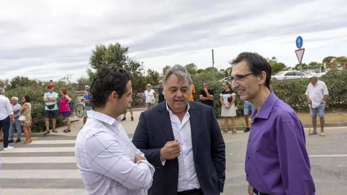 El alcalde Eduardo Dolón, el CEO de Grupo Hozono Global, Manuel Martínez, y el director general de Urbanismo, Víctor Costa en el acto de inicio de las obras del polideportivo de La Mata