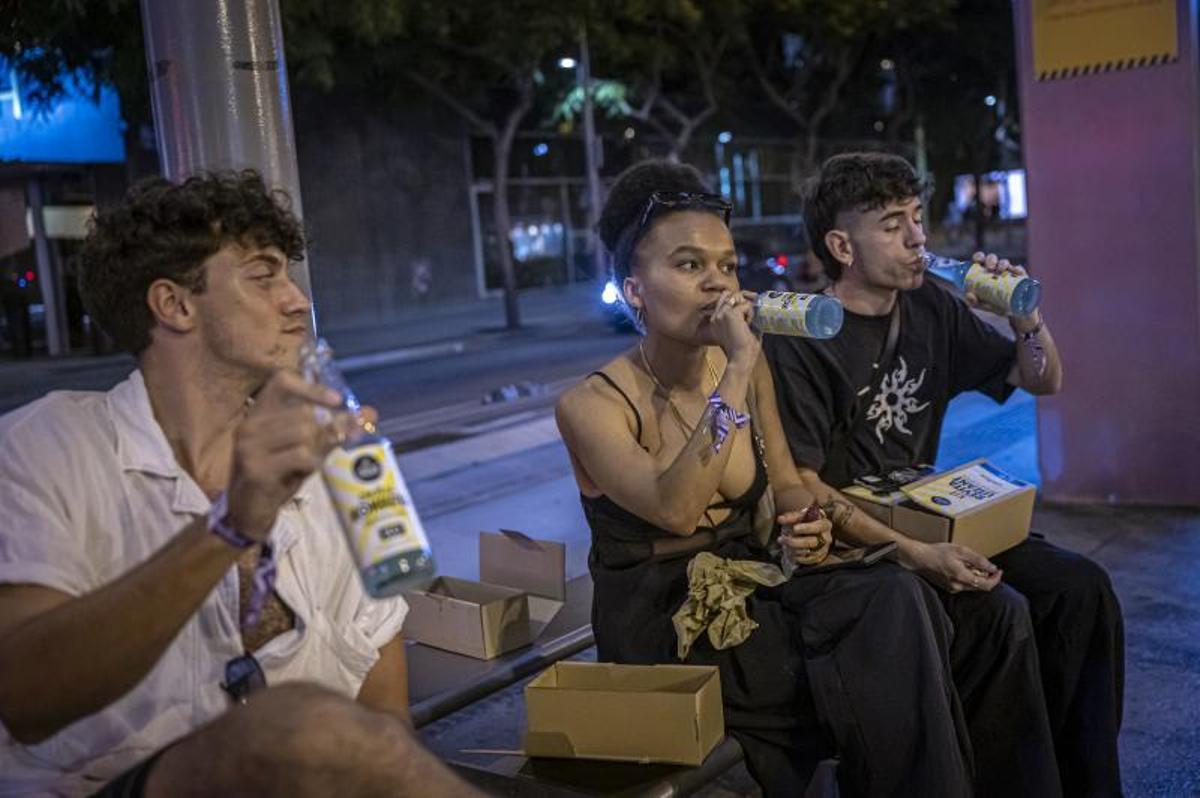 Georgina y sus amigos bebiendo la kombucha que el festival Cruïlla regaló a los asistentes a la salida