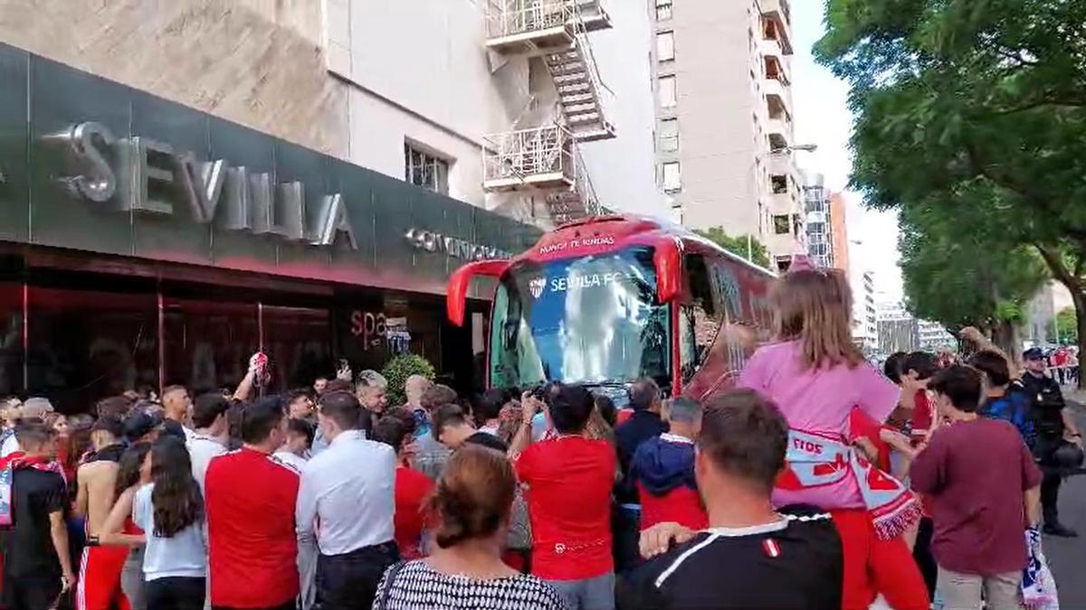 Aficionados a las puertas del hotel de concentración del Sevilla FC