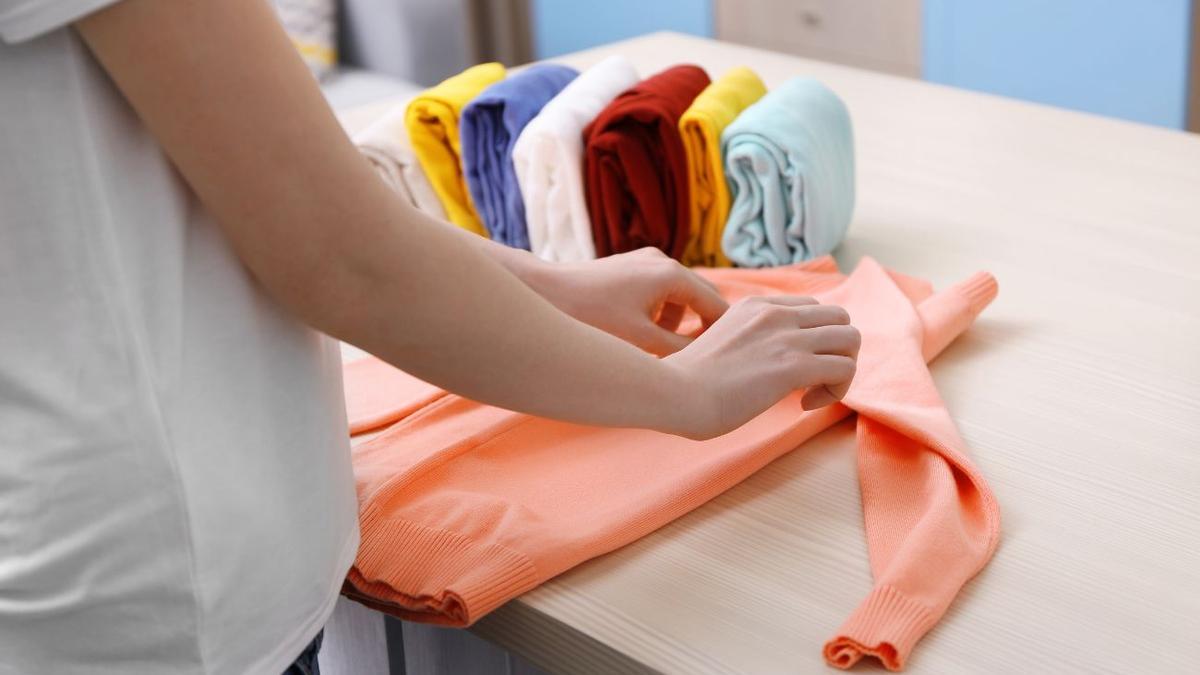 CÓMO DOBLAR LA ROPA | El truco viral para doblar la ropa en el mínimo espacio: &quot;Súper útil&quot;