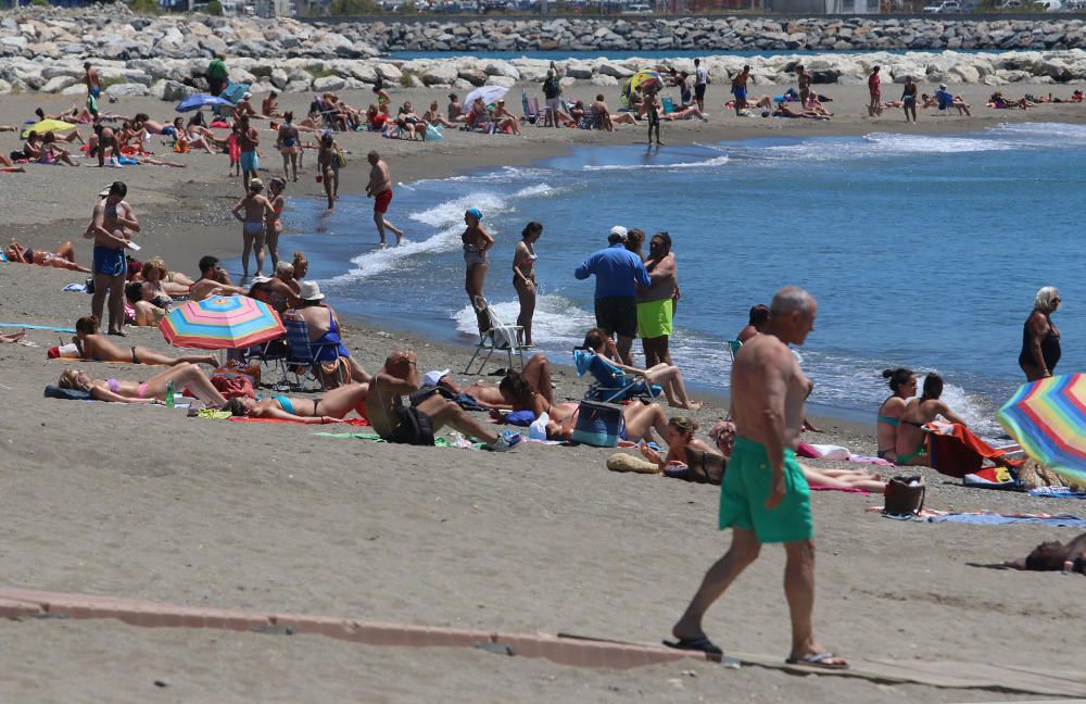 Comienzan las labores de limpieza de las playas de Málaga capital antes del inicio de la temporada de verano